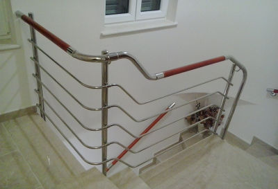 Moderna inox ograda za unutrašnje stubište