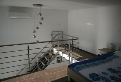 Ograda za stepenice modernog dizajna.