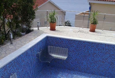 Klupa za bazen kao dio inox asortimana.