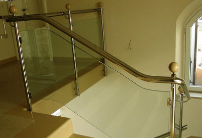 Staklena ograda sa inox rukohvatom.