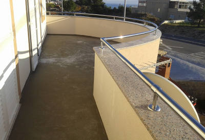 Zakrivljena inox ograda za balkon.