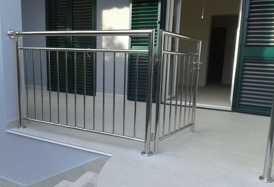 Inox kapija s jednostranim otvaranjem.