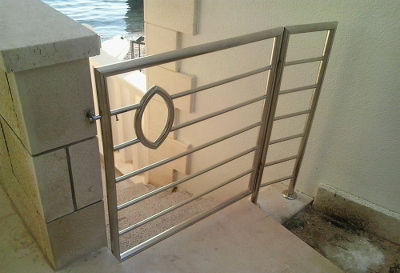 Kapija elegantnog i modernog izgleda.